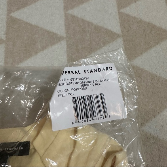 Universal standard Daphne top short sleeve sandwash in popcorn pale banana - Picture 3 of 3